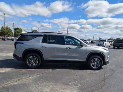 Used 2024 Chevrolet Traverse LT image 2