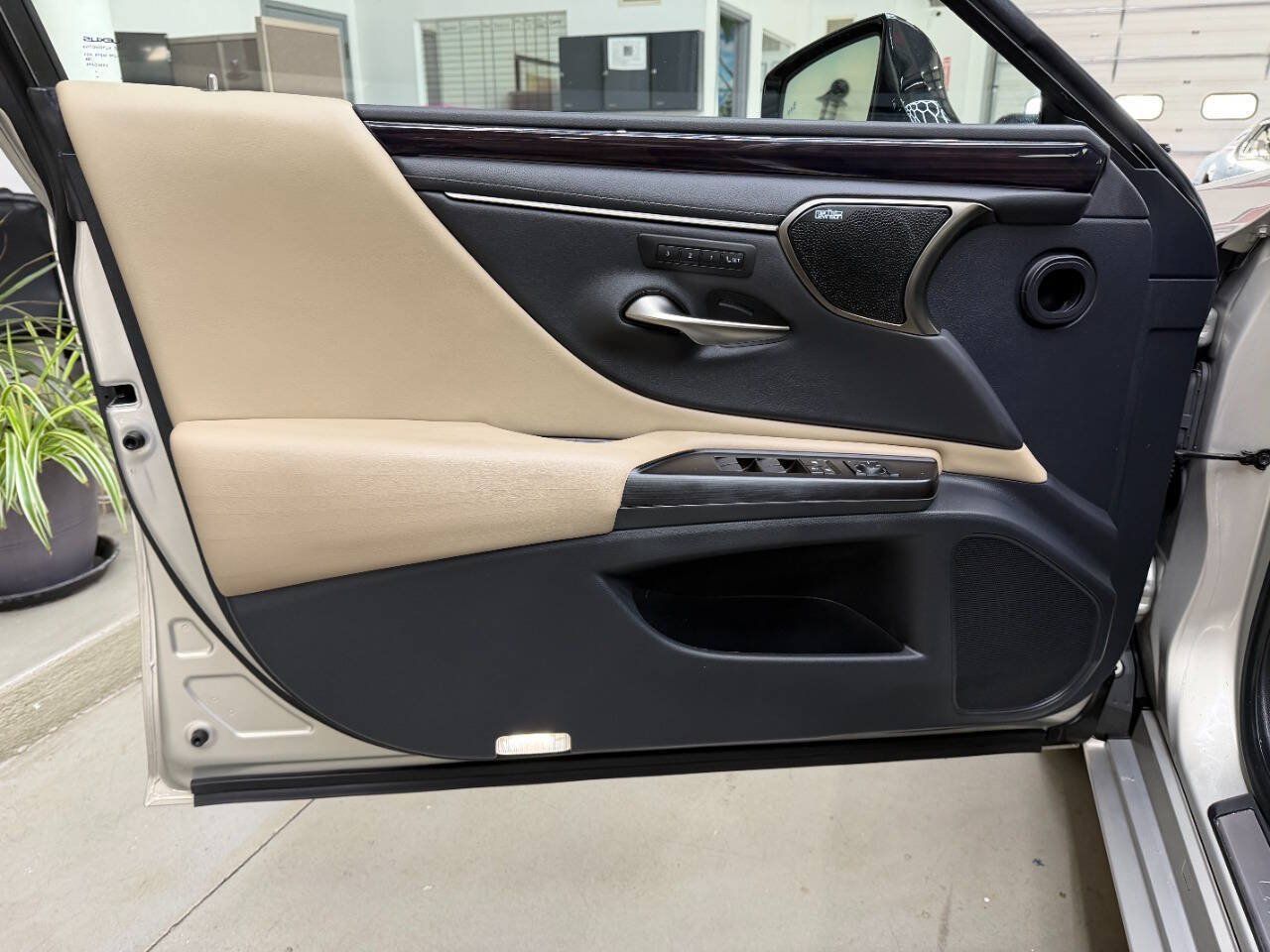 Used 2019 Lexus ES 350 w/ Accessory Package 2 FWD image 10