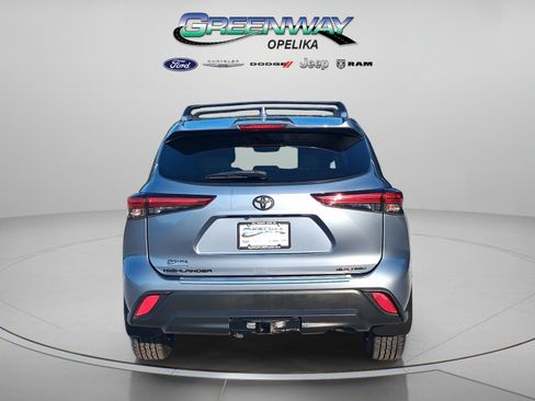 Used 2022 Toyota Highlander XLE AWD/4WD image 7