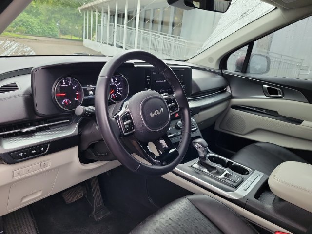 Used 2024 Kia Carnival LX FWD image 18