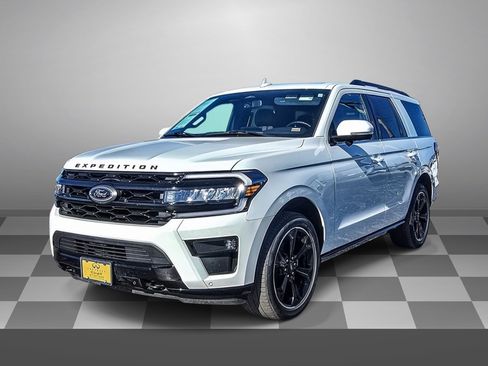 Used 2023 Ford Expedition Limited image 3