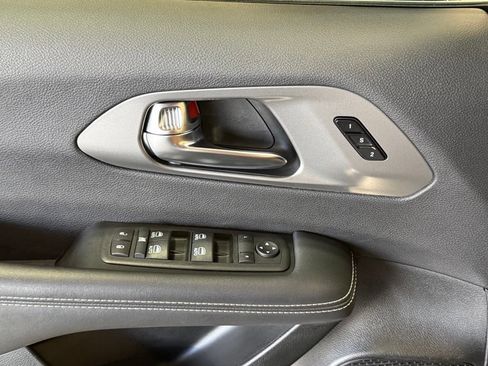Used 2026 Chrysler Pacifica Select FWD image 37