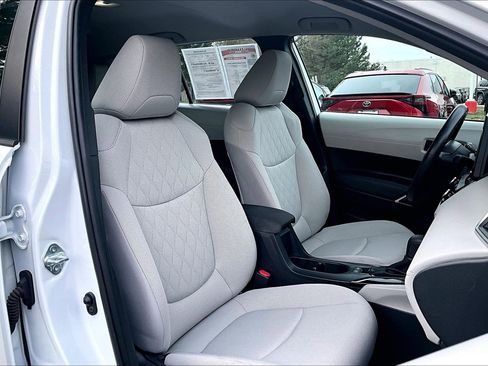 Used 2024 Toyota Corolla Cross L image 7