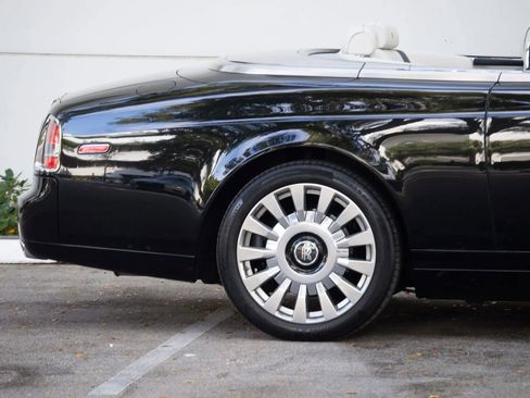 Used 2016 Rolls-Royce Phantom Drophead Coupe image 19
