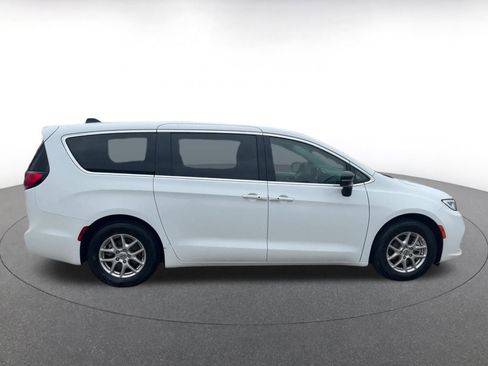 Used 2024 Chrysler Pacifica Touring-L image 16