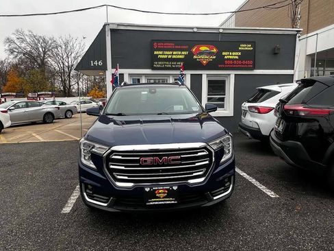 Used 2022 GMC Terrain SLT w/ Tech Package image 2