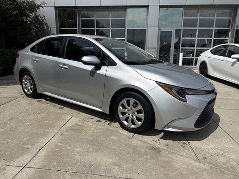 Used 2025 Toyota Corolla LE FWD image 2