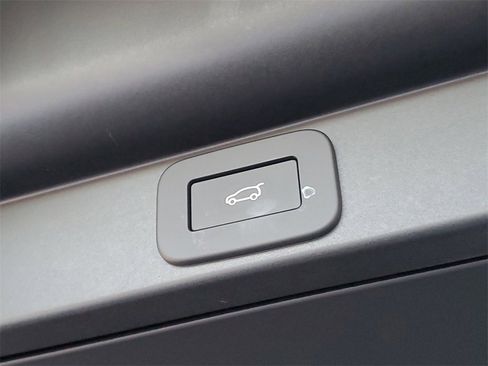 New 2026 Land Rover Range Rover SE image 9