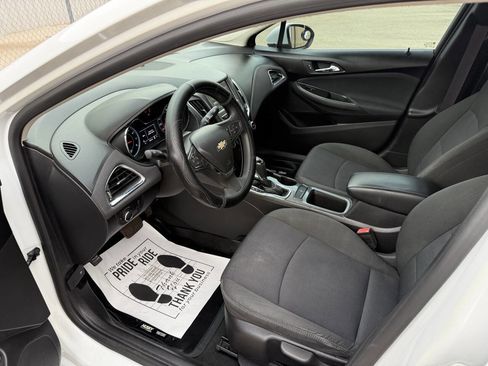 Used 2017 Chevrolet Cruze LT image 14