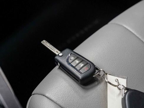 Used 2019 Toyota Camry SE w/ Carpet Mat Package FWD image 26
