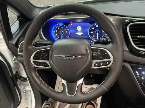 Used 2025 Chrysler Pacifica Select FWD image 12