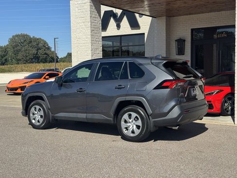 Used 2021 Toyota RAV4 LE image 8