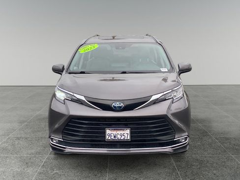 Used 2023 Toyota Sienna XLE FWD image 8