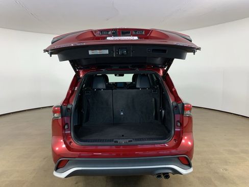 Used 2021 Toyota Highlander XSE AWD/4WD image 12
