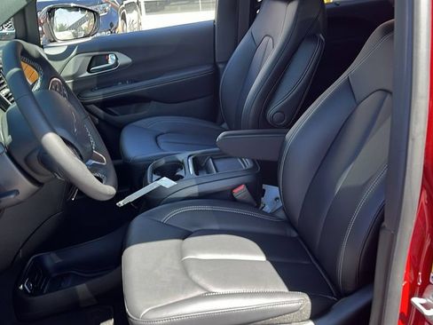 New 2027 Chrysler Pacifica Select AWD/4WD image 10