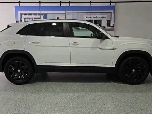 Certified 2022 Volkswagen Atlas Cross Sport SE w/ Panoramic Sunroof Package AWD/4WD image 9