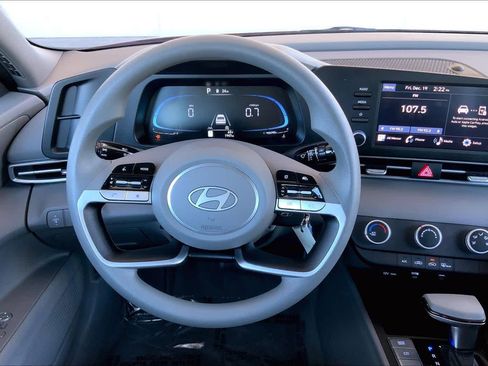 Used 2025 Hyundai Elantra SE image 5