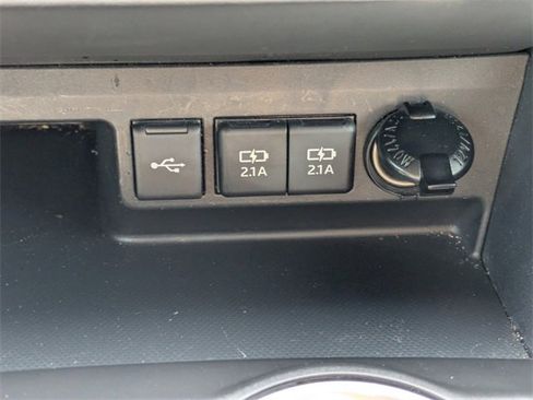 Used 2021 Toyota Highlander LE image 25