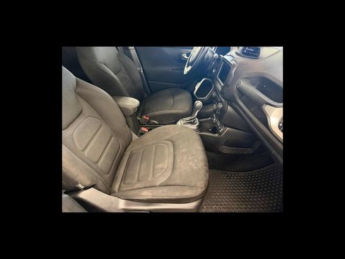 Used 2018 Jeep Renegade Latitude w/ Cold Weather Group AWD/4WD image 18