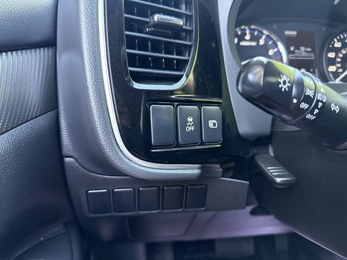 Used 2017 Mitsubishi Outlander SE AWD/4WD image 31