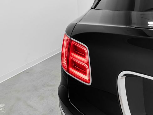 Used 2017 Bentley Bentayga AWD/4WD image 18