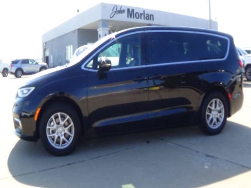 Certified 2025 Chrysler Pacifica Select FWD image 1