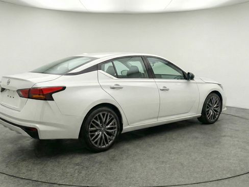 Used 2025 Nissan Altima 2.5 SV image 9