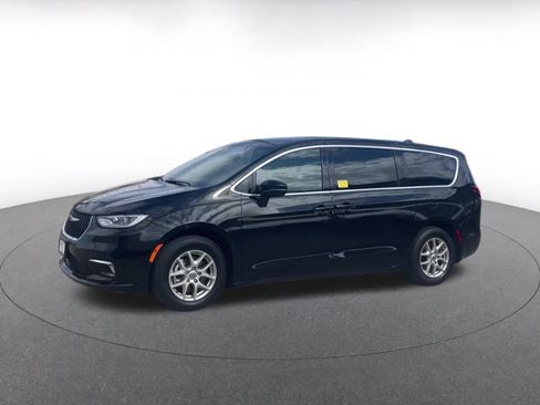 Used 2025 Chrysler Pacifica Select image 8