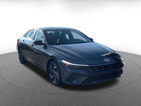 Used 2025 Hyundai Elantra SEL image 1