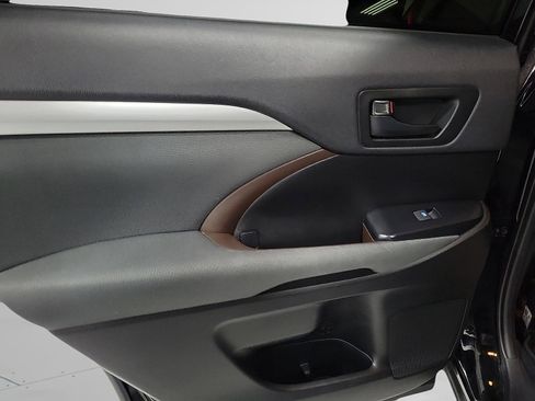 Certified 2019 Toyota Highlander LE image 10
