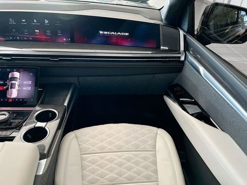 Used 2025 Cadillac Escalade V image 25