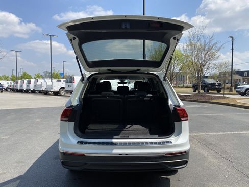 Used 2023 Volkswagen Tiguan SE image 11