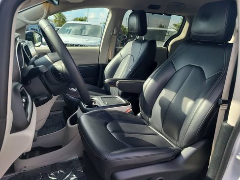 Used 2024 Chrysler Pacifica Touring-L FWD image 22