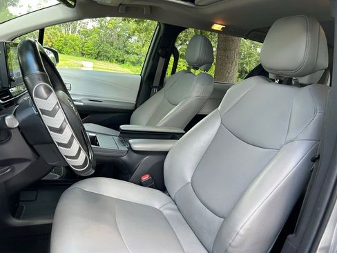 Used 2025 Toyota Sienna XLE FWD image 15
