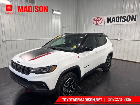Used 2026 Jeep Compass Trailhawk AWD/4WD image 1