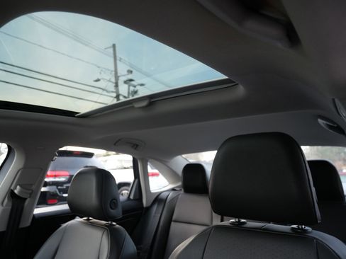 Used 2019 Volkswagen Jetta SE w/ Cold Weather Package image 11