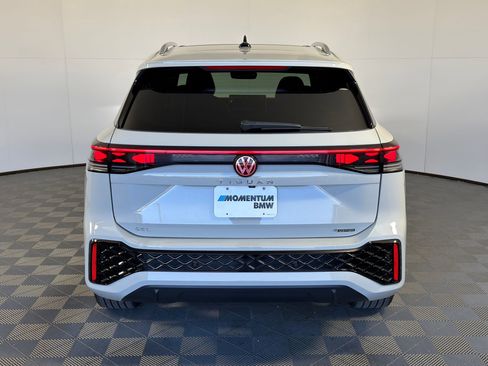 Used 2025 Volkswagen Tiguan SEL R-Line image 8