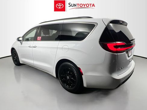 Used 2022 Chrysler Pacifica Touring-L FWD image 4