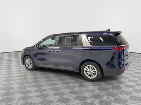 Used 2024 Kia Carnival LX image 6