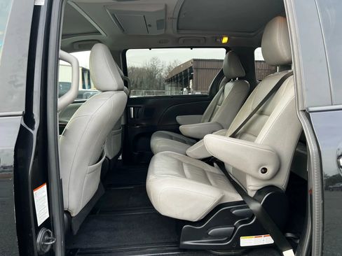 Used 2016 Toyota Sienna Limited Premium image 11