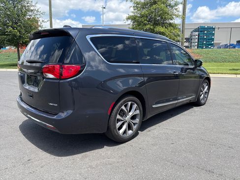 Used 2020 Chrysler Pacifica Limited w/ Tire & Wheel Group FWD image 9