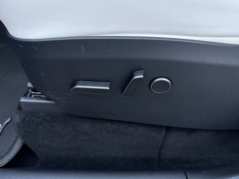 Used 2023 Tesla Model Y Performance image 7