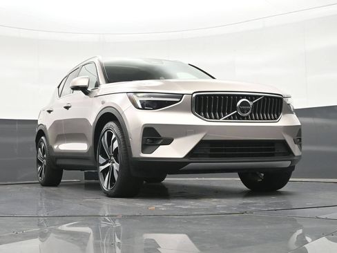 Used 2024 Volvo XC40 B5 Plus AWD/4WD image 29