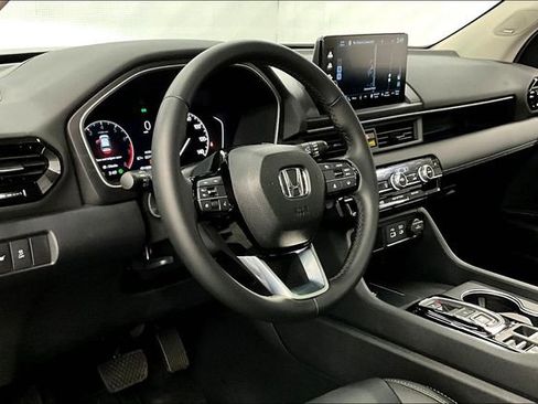 Used 2025 Honda Pilot Touring image 17