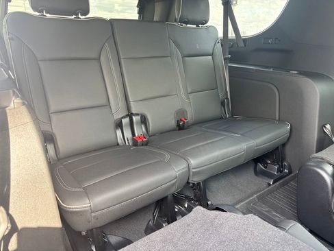 Used 2024 GMC Yukon XL SLT w/ SLT Luxury Package image 16