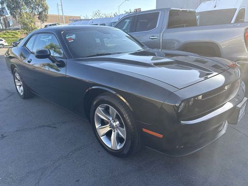 Used 2015 Dodge Challenger SXT RWD image 3