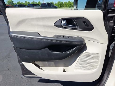 Used 2023 Chrysler Pacifica Touring-L FWD image 38