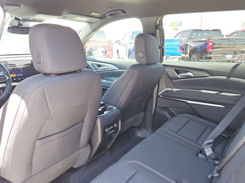 Used 2025 Chevrolet Traverse LT FWD image 17