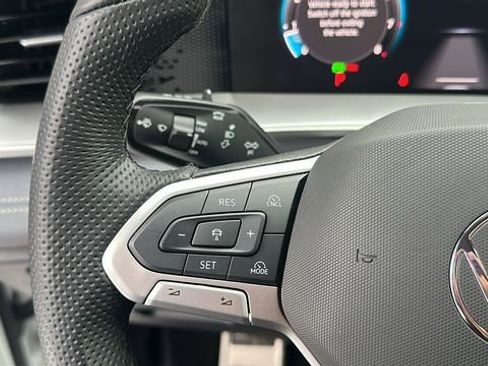 Used 2025 Volkswagen Tiguan SE R-Line image 17