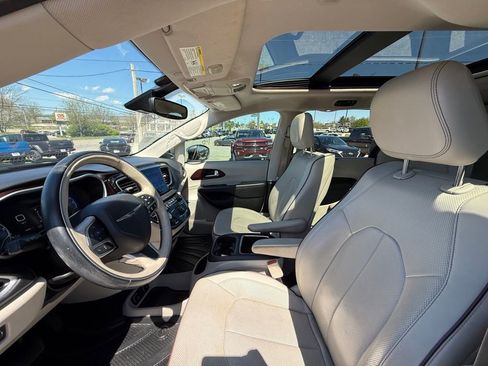 Used 2017 Chrysler Pacifica Limited image 11